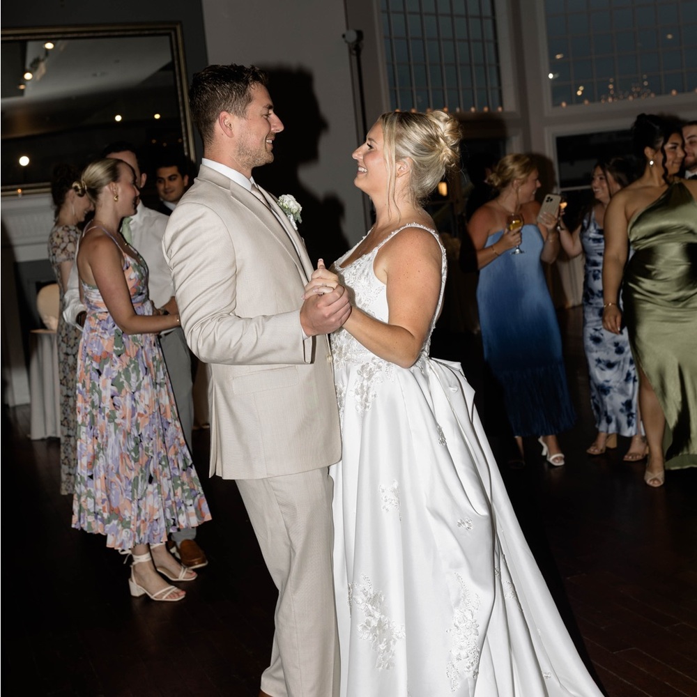 Elegant White Wedding Dress & Matching Veil - Picture 3 of 6